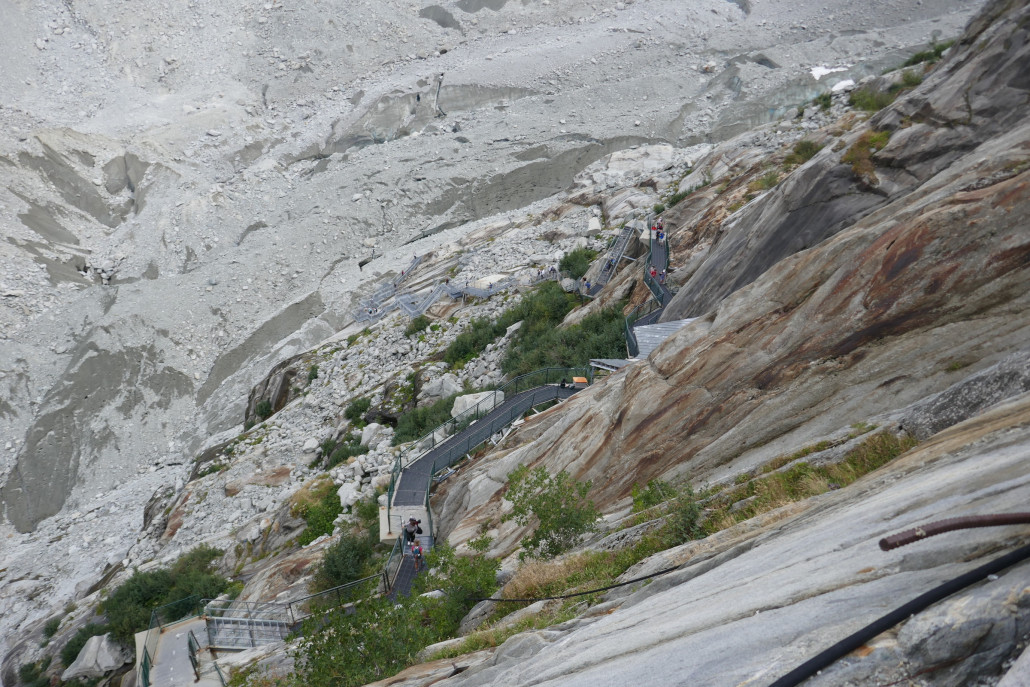 Weiter unten. Endlose Treppen und Stufen.