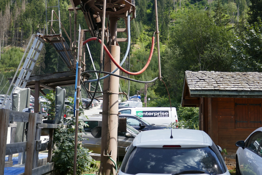 Am Parkplatz der Montvers Zahnradbahn. Hier hat „Parken am Lift“ noch eine ganz praktische Bedeutung… Müsste eigentlich „Parken im Lift“ heißen.
