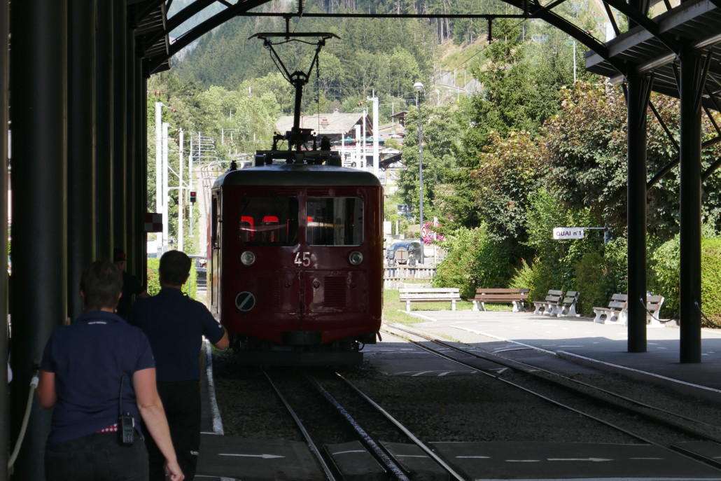 Einfahrt der Zahnradbahn. Interessanterweise fuhren direkt 2 Bahnen hintereinander in den Bahnhof ein und dann auch wieder auf den Berg hinauf.