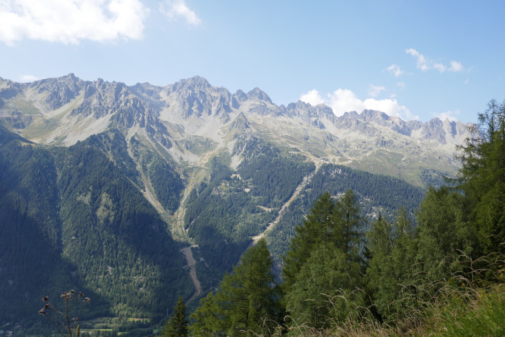 Skigebiet Flégère, in dem ich zuletzt 2008 war. Rechts oben ist der Hauptteil des Skigebiets und links der Mitte verbindet eine Verbindungs-PB das Skigebiet mit dem Brévent Teil über die Schlucht