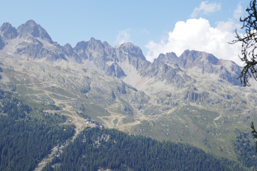 Immer noch aus der Zahnradbahn: Blick auf den Hauptteil des Flégère Gebietes. Da oben gab es früher sogar mal Sommerschi im Frühsommer. Dieses Jahr jedenfalls nicht mehr.<br />War es auf der Aguille di Midi recht kalt bei Temperaturen nur wenig über dem Gefrierpunkt, war es im Tal heute fast 30Grad Celsius warm.