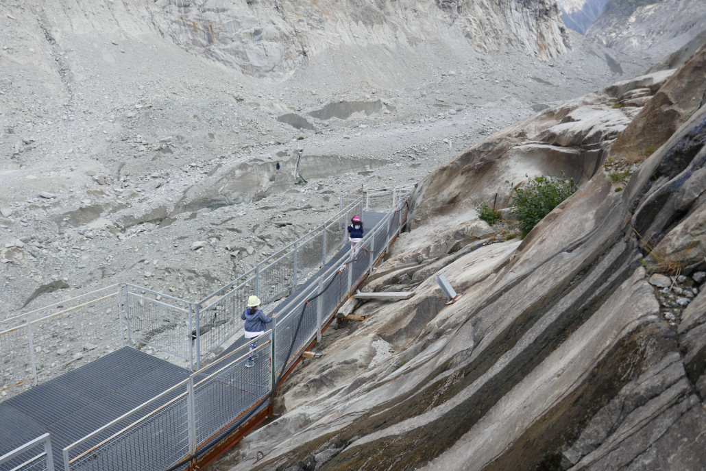 Gleiche Höhe. Man kann es kaum glauben wie schnell der Gletscher jährlich dünner wird und Masse verliert.