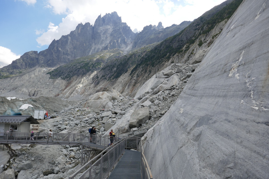 Die neue EUB wird ihre Talstation noch hinter der Gletschergrotte haben, so dass die Vallée Blanche Abfahrt ca. eine halben Kilometer verkürzt wird (sofern man nicht ganz bis nach Chamonix abfahren kann, was aber nur sehr selten der Fall ist).