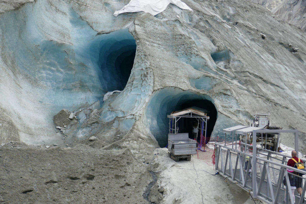 Eingang Gletschergrotte. Links ggfs. der Vorgänger der aktuellen Grotte.