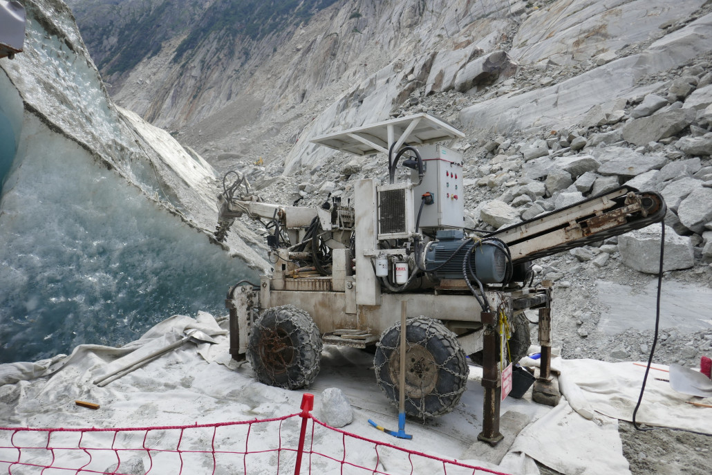 Bagger beim Ausgang der Höhle. Hinten bei dem kleinen gelben Bagger kommt irgendwo die Talstation der neue EUB hin.
