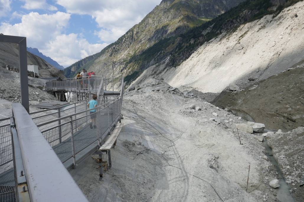 Nun wieder alles zurück. 20 min hatten wir noch bis 17:00, um die ganzen Treppen raufzulaufen. <br />Das hat bei schnellem Laufen gerade gereicht. Aber auch nach uns kamen noch einige Besucher aus der Gletscherhöhe an den Bahn an und auch die wurden natürlich noch mitgenommen…