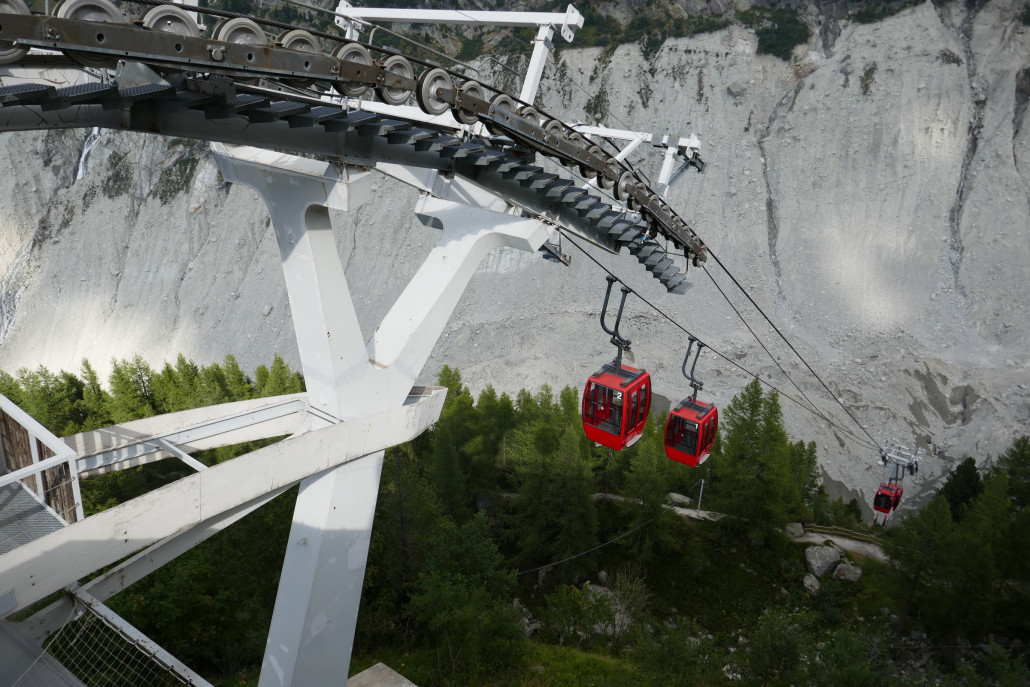 Abschied von der Gletscherbahn. Mal sehen ob ich sie im Winter noch einmal sehen werde, oder erst wiederkomme wenn die neue Bahn schon gebaut ist. Auf jeden Fall will ich die Vallée Blanche Abfahrt, die mir ja nach wie vor fehlt, dringend in den nächsten 2 Jahren mal nachholen.