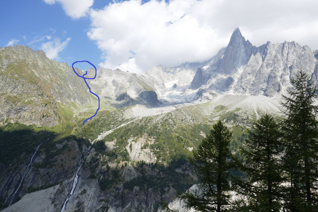 Am Ende der Strecke biegt die Bahn dann, kurz bevor sie die Bergstation erreicht, nach Süden ins Vallée Blanche ab. Hinter diesen östlichen Bergen liegt die Grand Montets und das zugehörige Skigebiet. Die Bochard EUB endet links hinter der (tiefsten) Doppelscharte mit der Spitze in der Mitte.<br />Von da kann man mit Abseilen auf einer krassen Route im Winter ins Vallée Blanche abfahren. <br />Blau eingezeichnet der obere Teil der Abfahrt inkl. Abseilstück.