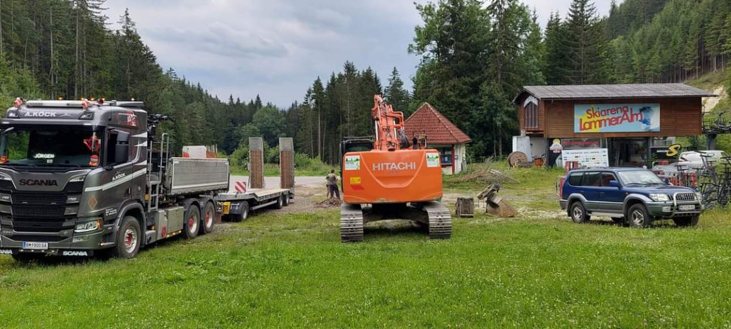 Talststation mit Bagger