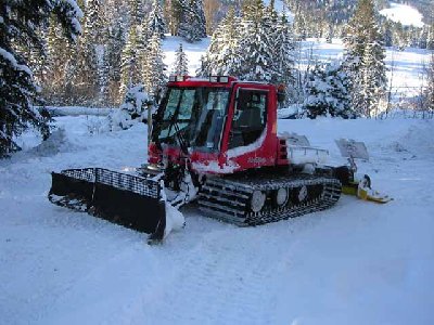 P 100 mit Loipenspurgerät zwischen den Wiedhag- und Grenzwiesliften