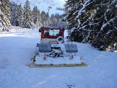 P 100 mit Loipenspurgerät zwischen den Wiedhag- und Grenzwiesliften
