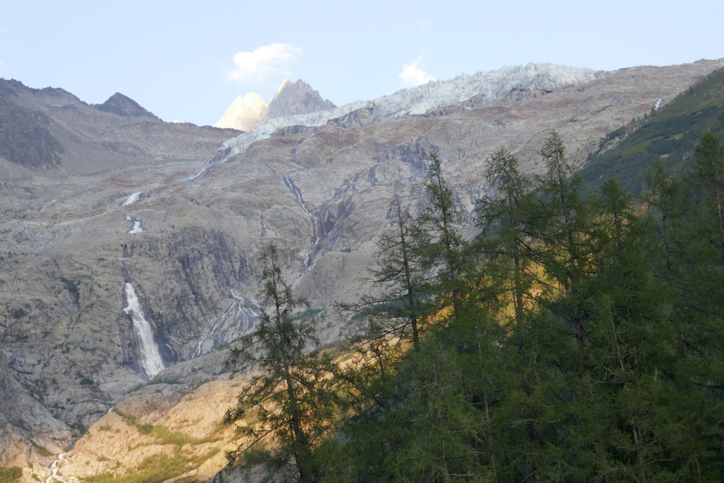 Gletscherzunge Tour Gletscher. Darunter ein hoher Wasserfall.