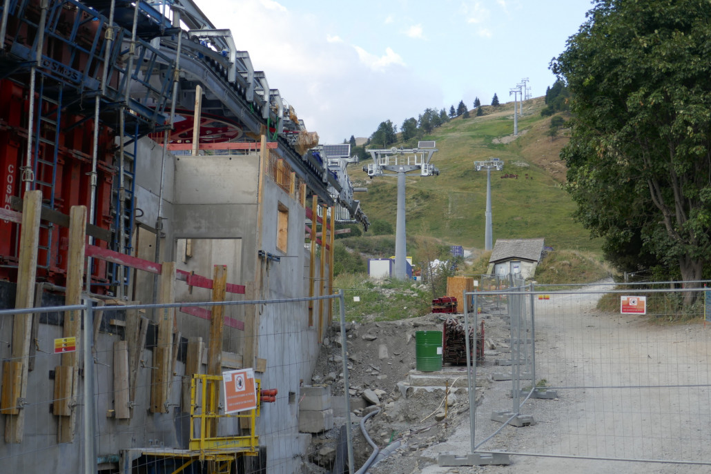 Baufortschritt Talstation im August.