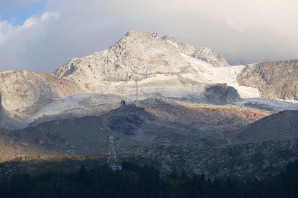 Aktuelle Situation Grand Montets: Die Bergstation und die Stützen stehen noch, das Seil ist weg und die Mittelstation, an der der Brand herrschte ist teilweise abgetragen.