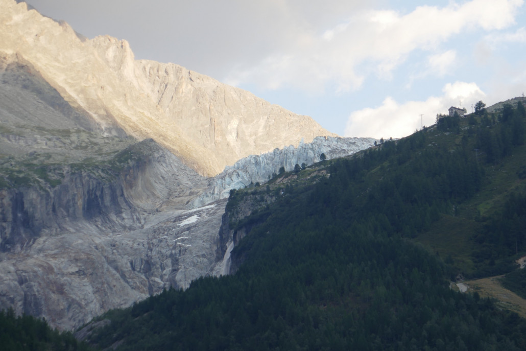 Argentière Gletscher. An diesem Gletscher fährt man weiter oben bei der Außenrum-Gletscherabfahrt entlang, wenn man ganz hoch an die Grand Montets kommt. Aktuell ist das nicht möglich weil die PB nicht mehr fährt.