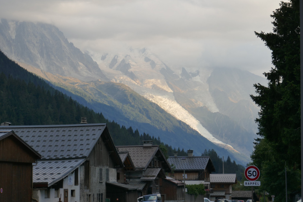Bei der Rückkehr nach Chamonix: Immer wieder beindruckender Bossons Gletscher, der so aussieht, als würde er fast in den Ort runter reichen. Dieser Gletscher ist der tiefste Gletscher der Alpen.