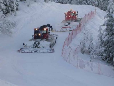 P 300 W und P 300 W Kandahar beim präparieren der Standardabfahrt