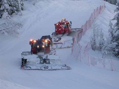 P 300 W und P 300 W Kandahar beim präparieren der Standardabfahrt