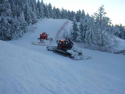 P 300 W und P 300 W Kandahar beim präparieren der Standardabfahrt