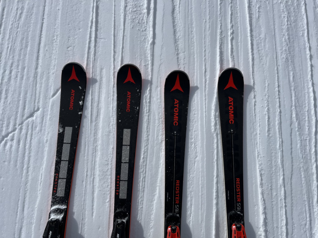 ski-chrigel junior freut sich über seine ersten eigenen, nigelnagelneuen Skis (vorher hatte er immer Mietskis). Natürlich die gleichen wie sein Papa, der heute vorsichtshalber das ältere Modell hervorgenommen hat