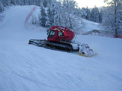 P 300 W Kandahar beim präparieren der Standardabfahrt