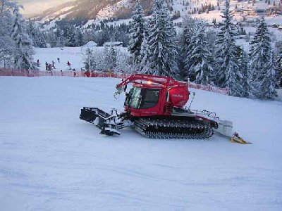 P 300 W Kandahar beim präparieren der Standardabfahrt