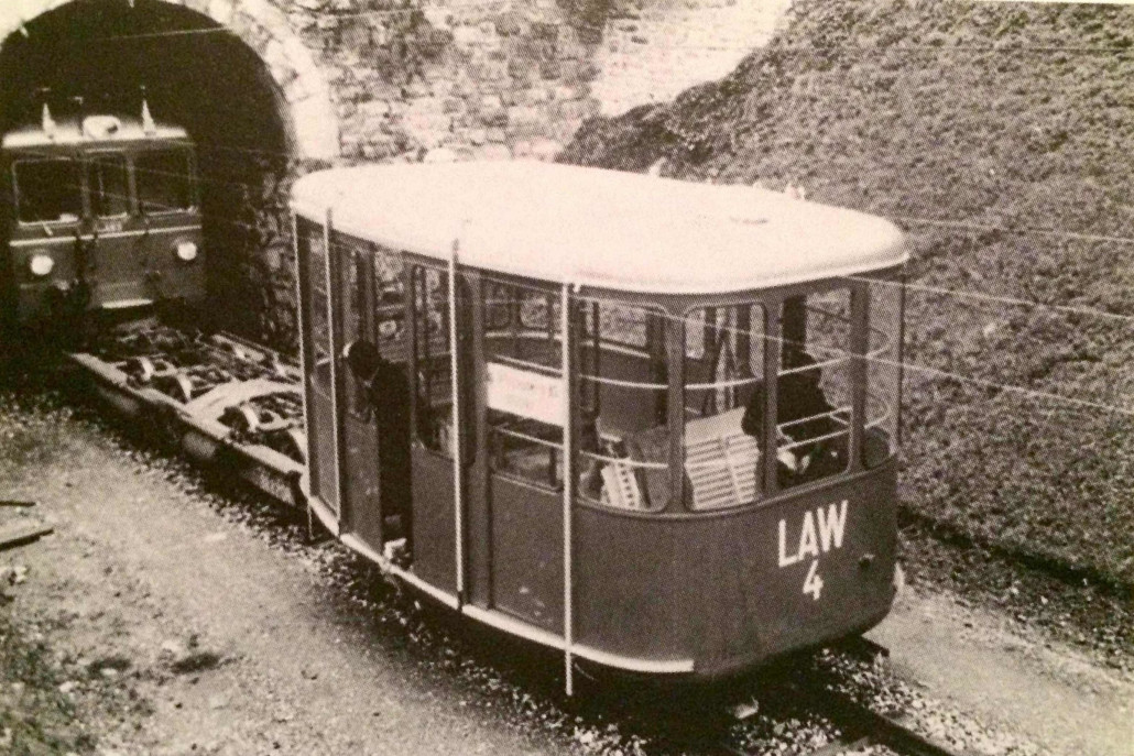 Kabine 4 auf einem RhB-Rollschemel, gerade dem Aroser Tunnel entschlüpft
