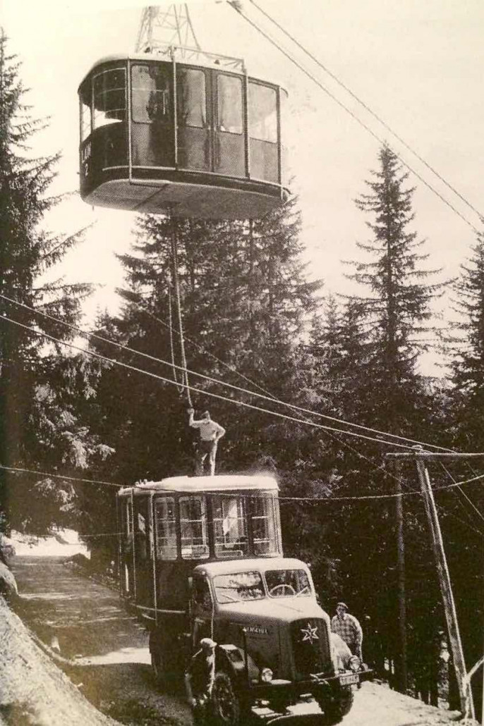 Kabine 3 wird bei der Transportseilbahn auf der Tomelistrasse an Kabine 2 angehängt.