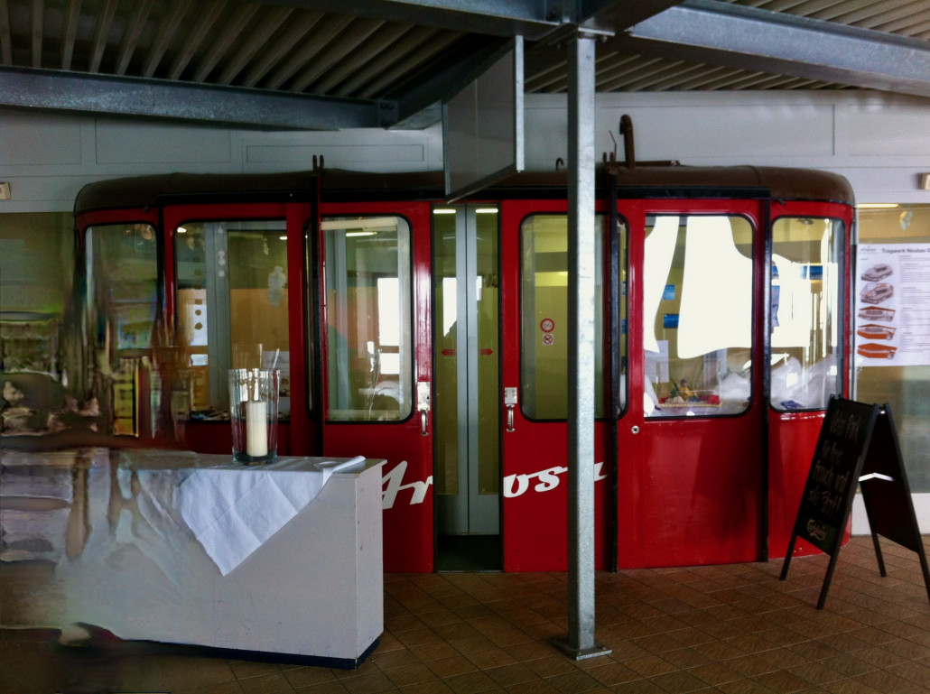 Eingang zum alten Gipfelkiosk mit Seitenteil von Kabine 3 oder 4