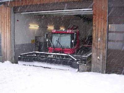 P 300 W von vorne in der Garage an der Talstation der Wieghaglifte