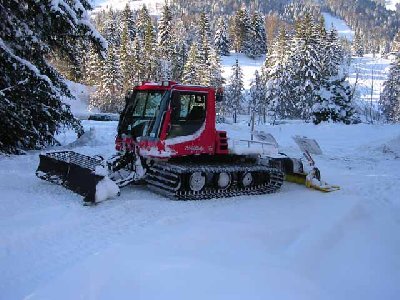 P 100 mit Loipenspurgerät zwischen den Wieghag- und Grenzwiesliften