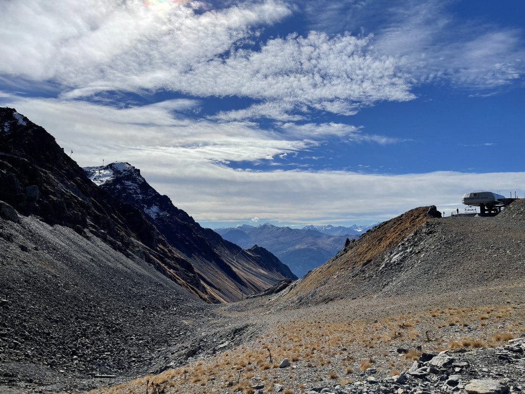 Sesselbahn Weisshorn Speed. Im Winter startet hier die Piste durch die Weisshornmulde.