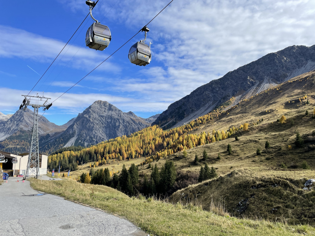 Hörnli-Express vor goldenem Lärchenwald