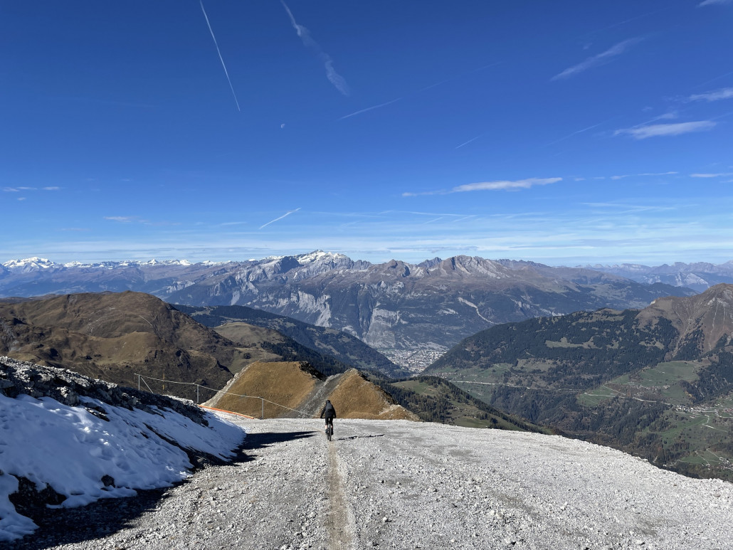 Abfahrt vom Weisshorn in Arosa. Im Hintergrund ist Chur zu sehen. Im Winter verläuft hier auch die Piste.