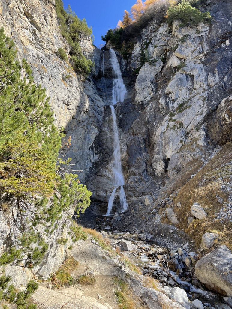 Der Wasserall führt überraschend viel Wasser.