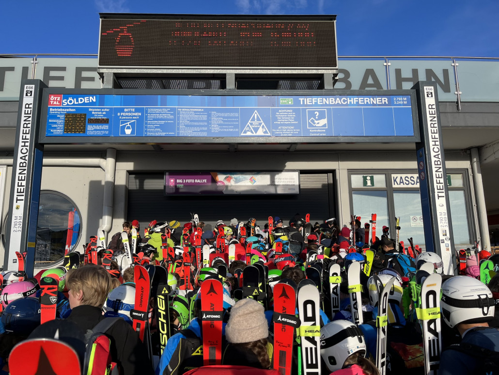 Kurz vor Betriebsbeginn, neuerdings wieder an beiden Bahnen erst um 9 Uhr