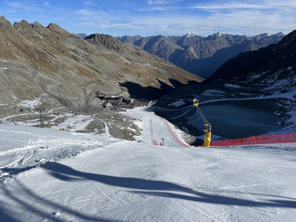 Der schmale öffentliche Streifen am Weltcuphang ist sehr eisig. Nichts für schwache Nerven