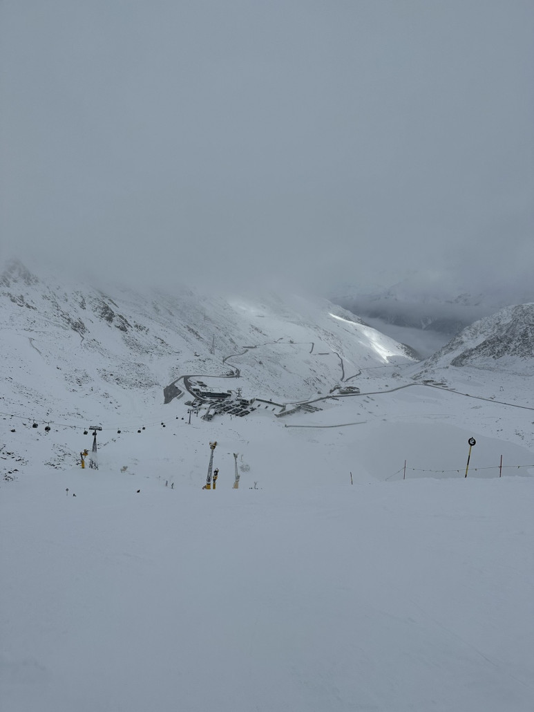 Die Abgrenzungen auf der Weltcuppiste stehen nun mittig zu den Kanonen… das bedeutet rechts fehlt ein Teil von der Weltcuppiste und links ein Teil von der Publikumspiste (von oben gesehen) so muss man weniger Piste präparieren