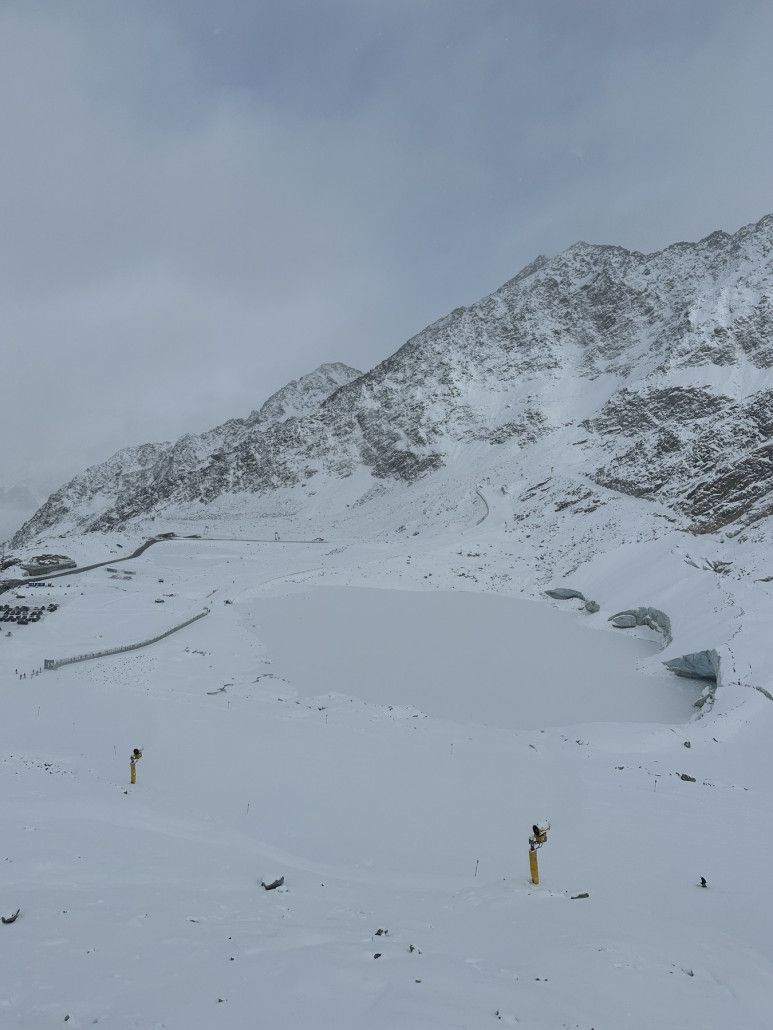 Der neue Weg zum Förderband, rechts der alte Weg mit den Steinen, die Jahre lang auf das restliche nun abgesackte Eis geschüttet wurden…