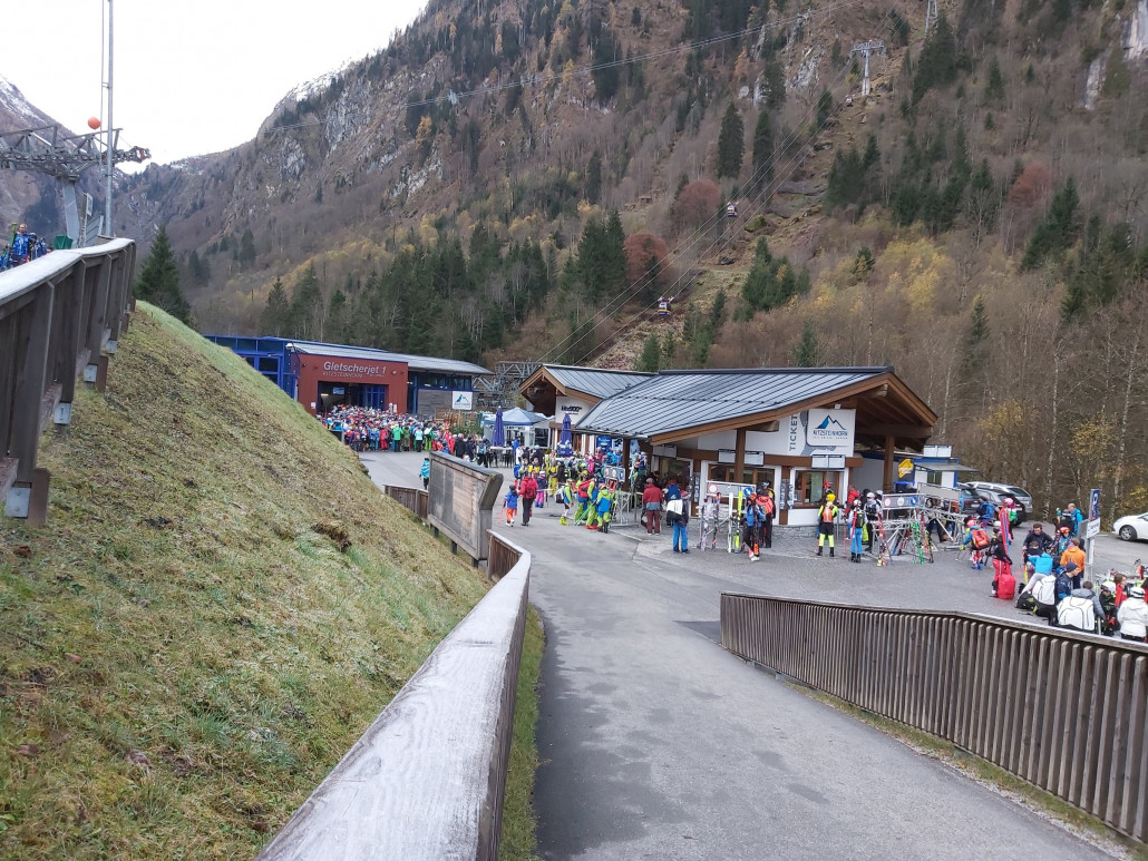 Es waren nur die Gletscherjets geöffnet. Hier am Funitel eine lange Wartezeit, dafür ging es am zweier gleich durch.