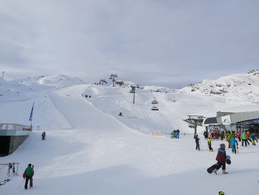 Oben am Alpincenter. Wartezeiten noch gering um 09:05 Uhr. Doch dies ändert sich stetig.