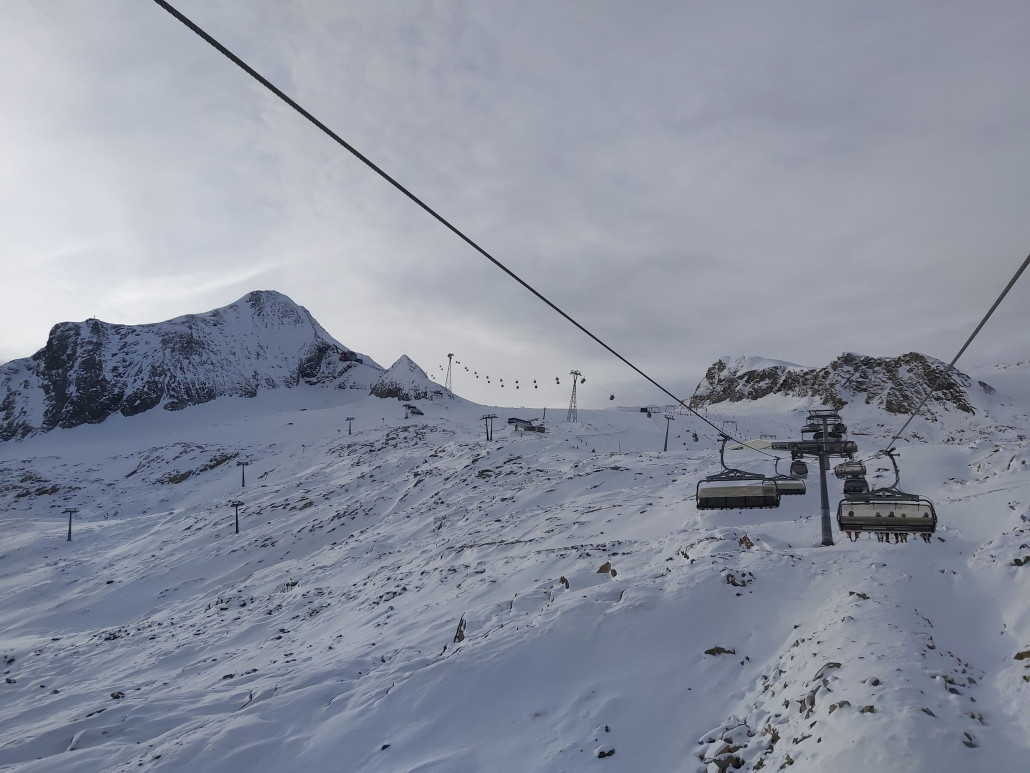 Schon noch felsrig, Tiefschnee gab es für uns noch nicht, zu riskant.