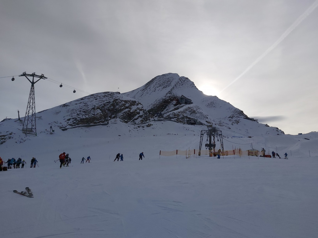 Die erste Abfahrt mit neuen Kanten war krass. Also gleich mit dem rechten Kitzlift hoch und weiter.