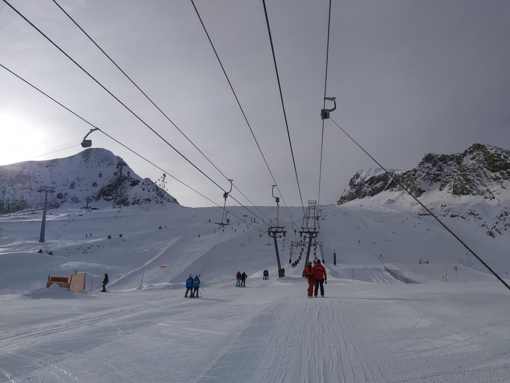 Noch war das schmale Band links gut in Schuss, doch bei dieser Maße an Leuten nur von kurzer Dauer. Auch am Ausstieg des Gletscherjet 4 wurde es immer Steiniger und Hügellieger. Bei einer der letzten Fahrten verschnitt jemand die Ski auf aufkommenden Felsbrocken und stürzte genau darauf...