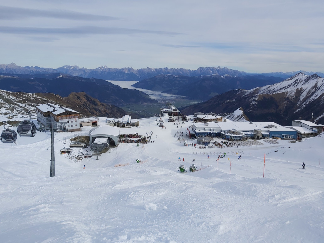Die Pisten sind bis jetzt noch ganz gut, doch Spaß am Anstehen haben wir nicht und rechts standen noch wenige Ski. Dann eben etwas essen, auch weil der Gletscherjet 3+4 viele Abschaltungen aufwies. Gab wohl Probleme an der Verriegelung der Türen an der Talstation.