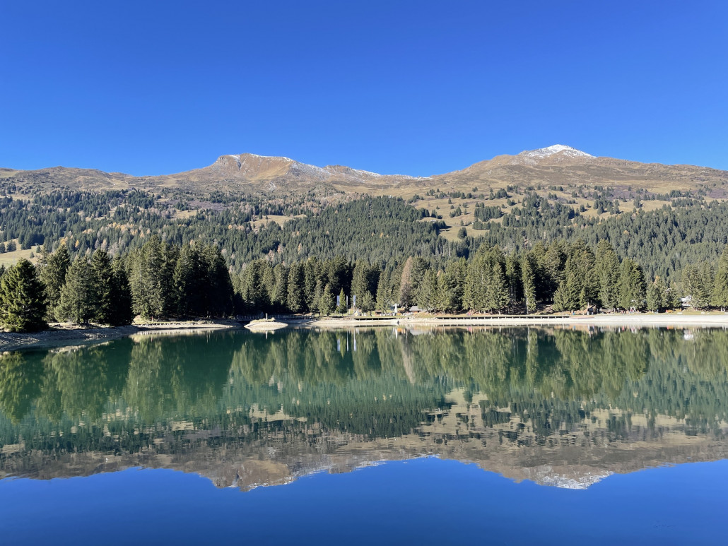 Der untere Seeteil hat zur Zeit sehr wenig Wasser. Es ragen etliche Baumstümpfe aus dem Wasser, von welchen im Sommer gar nichts zu sehen ist (auf den Fotos hier nicht sichtbar).