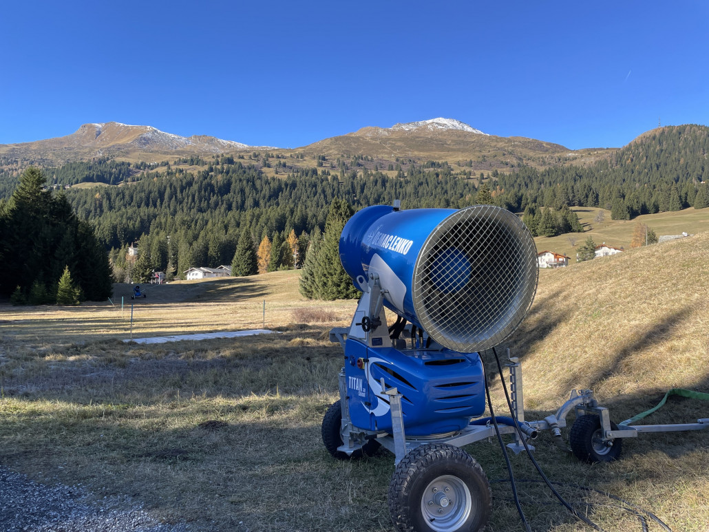 Rund um den See stehen viele Schneekanonen bereit, um die Langlaufloipe zu beschneien.