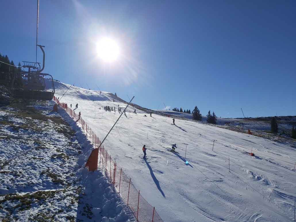 Glatt oder leichte Hügeln sind nicht meine Vorlieben auf einer Piste. Ich stellte es mir noch etwas weicher vor. Nur im Mittelteil firnte es etwas auf. Lange bleibe ich nicht.