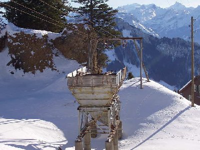 Die Siedlung Burggeist kann nicht per LKW erreicht werden. Zum heranschaffen von Baumaterial besteht parallel zur Personenseilbahn auch eine Materialbahn mit Verladestation. Von da gehts weiter mit dem Muli (Bergtraktor)