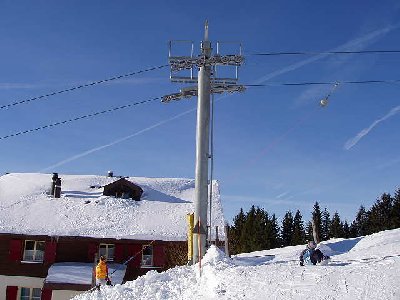 Skilift ist etwas mehr wie 1km und verbindet die Burggeistbahn mit der Scheidegg. Hersteller Bartholet Flums